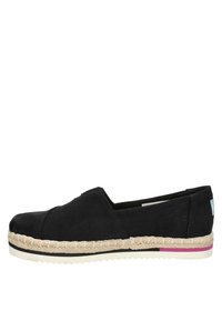 Espadrille noire à enfiler avec une semelle intermédiaire en jute tressé, une semelle en caoutchouc blanche et une petite bande rose près du talon.
