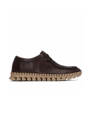Zapato informal de cuero marrón oscuro con suela de goma gruesa color marrón claro que presenta profundas ranuras triangulares y cierre de cordones sobre fondo blanco.