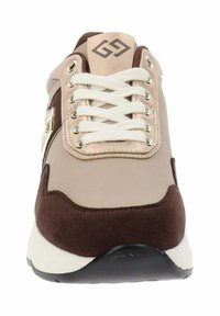 Sneaker beige e marrone realizzata in materiali in pelle e suede, con lacci bianchi, punta rotonda e un accent metallic sulla parte laterale.