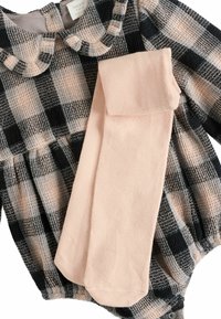 Dugi rukav bodysuit u crno-ružičastom kariranom uzorku s naboranim ovratnikom i usklađenim ružičastim tajicama, od mekog materijala i s kopčama na dnu.