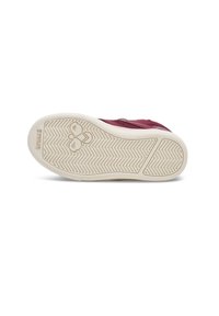 Baskets en cuir avec un dessus bordeaux et une semelle en caoutchouc texturé. Présente un motif en chevron sur la semelle et un logo embossé sur le côté.