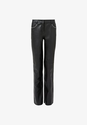 Zwarte leren broek met een rechte pijpdesign, voorzien van studs langs de zakken en zijnaad. Smalle textuur en aangesloten taille.