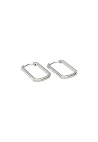 Silberne Hohrringe mit rechteckiger Form, die eine Reihe kleiner klarer Strasssteine entlang einer Kante aufweisen. Glatte metallische Textur.