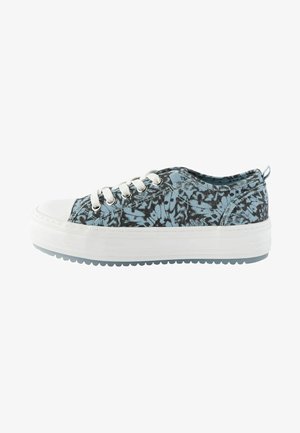 Kék, mintázott vászon sneaker fehér gumitalppal, textúrált felülettel, kerek orral és fémből készült fűzőlyukakkal.