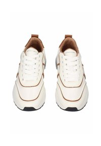 Hvide lædersneakers med brune accenter, rund tå, flade snørrebånd og polstret krave. Har subtile designlinjer og en tekstureret sål.
