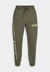 CROSSOVER GRAPHIC FLEECE PANT - Παντελόνι φόρμας - cargo khaki/luminous green/dynamic yellow