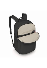Zaino nero con una tasca frontale color crema, texture liscia, chiusura a zip e spallacci imbottiti per il comfort.