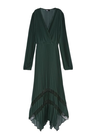 Zielona plisowana sukienka z długimi rękawami i dekoltem w kształcie litery V. Posiada przezroczyste czarne akcenty przy dolnej krawędzi oraz asymetryczny krój.