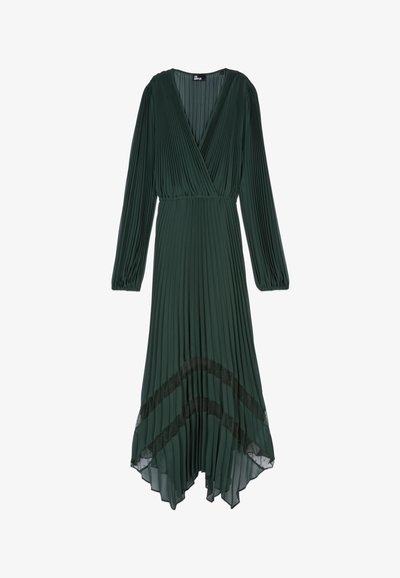 Zielona plisowana sukienka z długimi rękawami i dekoltem w kształcie litery V. Posiada przezroczyste czarne akcenty przy dolnej krawędzi oraz asymetryczny krój.
