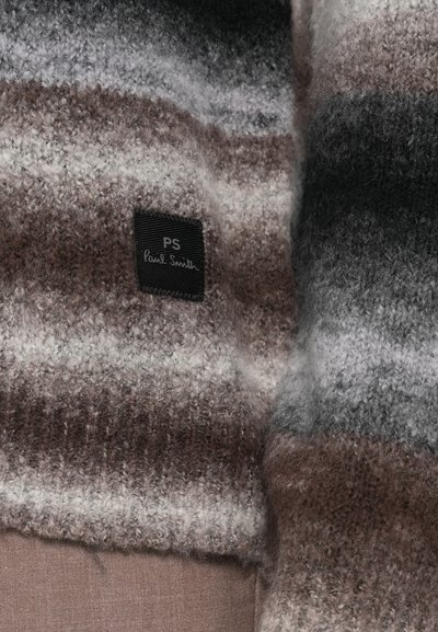 Πλεκτό πουλόβερ με οριζόντιες ρίγες σε καφέ, γκρι και μπεζ. Περιλαμβάνει μια μαύρη υφασμάτινη ετικέτα στη μία πλευρά με το κείμενο "PS Paul Smith".