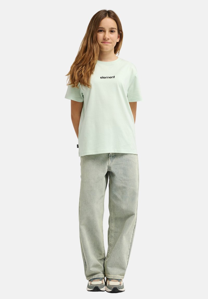 Camiseta verde menta claro con el logo "element" en negro, combinada con jeans sueltos de mezclilla clara y zapatillas multicolores.