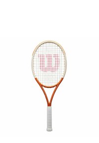 Witte tennisracket met oranje accenten, een ronde kop, een gestructureerde greep en een rood 'Wilson'-logo op de snaren.
