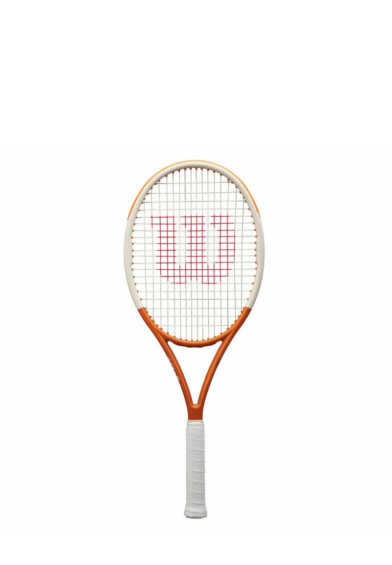 Witte tennisracket met oranje accenten, een ronde kop, een gestructureerde greep en een rood 'Wilson'-logo op de snaren.