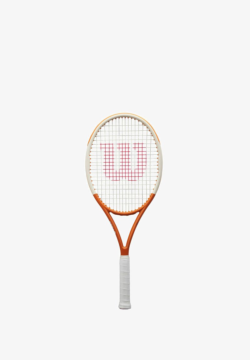 Witte tennisracket met oranje accenten, een ronde kop, een gestructureerde greep en een rood 'Wilson'-logo op de snaren.