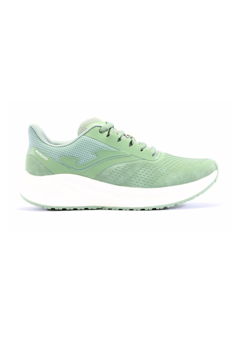 Zapatilla deportiva verde claro con paneles de malla y texturizados, suela acolchada, punta redondeada y un logotipo sutil en el lateral.