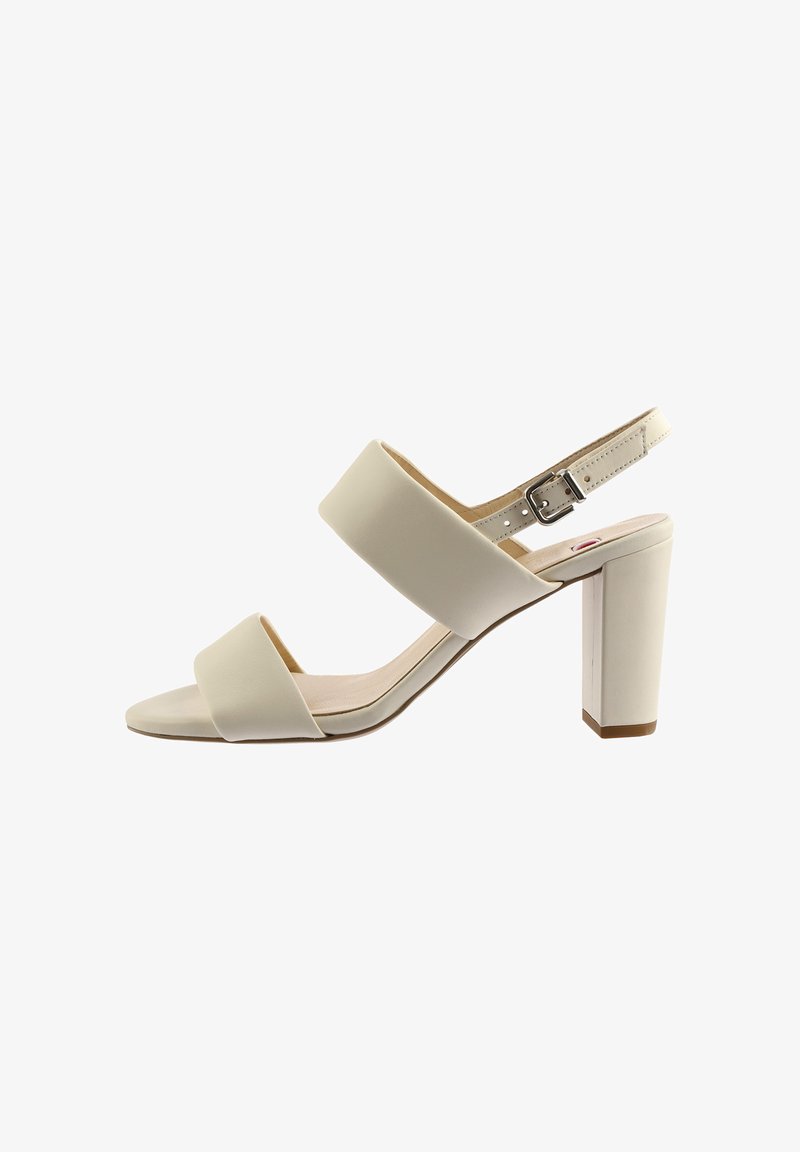 Beige sandaal met open teen, twee brede banden, verstelbare enkelgesp en blokhak op witte achtergrond.