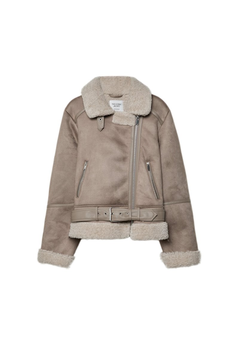 Chaqueta de shearling beige con un amplio cuello, cierre de cremallera, dos bolsillos frontales y un cinturón. Forro de forro polar y acabado texturizado.