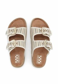 Twee open teen sandalen met een geweven patroon in beige en bruin, voorzien van twee verstelbare banden met gouden gespen op een bruin comfortabel voetbed.