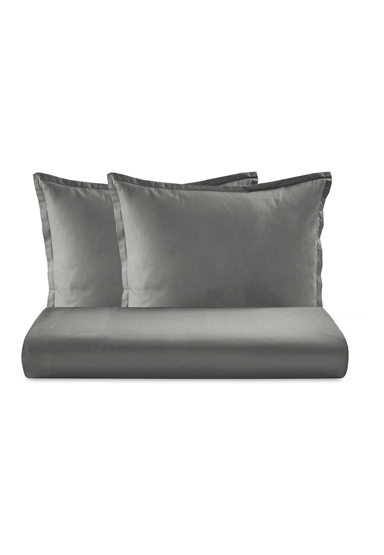 Szary komplet pościeli z dwiema poszewkami na poduszki oraz prześcieradłem. Materiał wydaje się gładki z delikatnym połyskiem; wszystkie krawędzie są starannie wykończone.