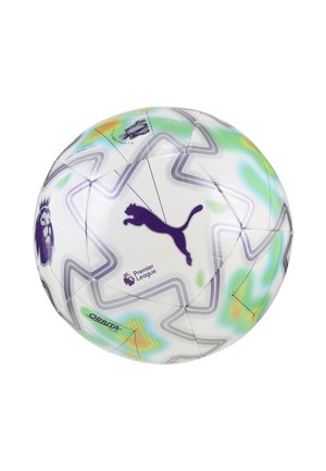 Balón de fútbol blanco con logo púrpura de Puma, emblema del león de la Premier League y patrones irisados multicolor en azul, verde y naranja.