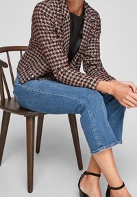 Vävd blazer i svart och rosa hundtandsmönster, med smala slag, kombinerad med blå cropped jeans och svarta klacksandaler.