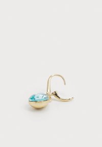Boucles d'oreilles dorées avec une grande pierre turquoise facettée sertie dans une base ronde. Le design en forme de crochet présente une finition lisse.