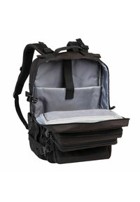 Mochila negra con múltiples compartimentos, interior acolchado, correas ajustables y cremalleras duraderas. El interior cuenta con un bolsillo de malla.