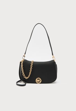 Sac épaule en cuir noir avec détail chaîne dorée et emblème logo MK sur le devant, équipé d'une bandoulière amovible pour des options de port polyvalentes.