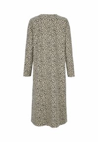 Leopardprint kjole med lange ærmer, rund halsudskæring og en afslappet pasform lavet af letvægtsstof. Bunden er beige med sorte pletter.