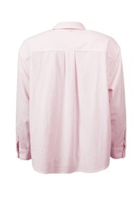 Chemise rose clair à manches longues avec un petit pli dans le dos, des poignets boutonnés et un col classique, vue de dos.