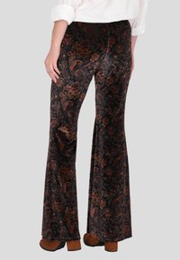 Pantaloni a zampa neri in velluto, con un vivace motivo paisley in tonalità di arancione e oro, dotati di una texture liscia e di una vita alta.