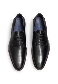 Zwarte leren dresschoenen met een gladde afwerking, spitse neuzen en zes gaatjes voor veters. Het interieur heeft een blauwe voering en een merklogo.