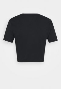 Svart kortärmad t-shirt med rund halsringning och en mjuk bomullstextur. Inga synliga mönster eller detaljer.