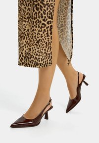 Bershka KITTEN HEEL - Klasické lodičky - brown