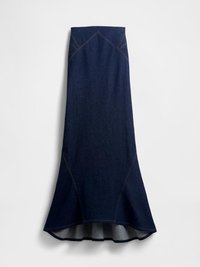 Denim garais svārks, tumši indigo krāsā, ar izplestu apakšmalu, ar kontrastējošu šuvēm un strukturētu jostasvietu ar slīpām šuvēm.
