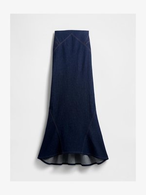Denim maxi-skjørt, mørk indigo farge, utsvingt hem, med kontraststing og en strukturert linning med skrå sømmer.