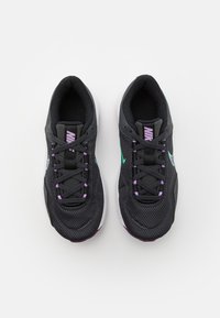 Nike Performance LEGEND ESSENTIAL 3 - Sapatilha de treino - dark smoke grey/lilac/black/viotech/white/green glow