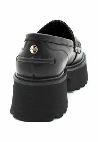 Zwarte leren platform schoenen met een stevige zool en textuurelementen. Bevat een metallic logo aan de achterkant en nauwkeurige stiksels.