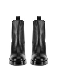 Čierne kožené Chelsea čižmy s hladkým povrchom, elastickými bočnými panelmi a zadnými pútkami; majú elegantný siluetu a nízky podpätok.