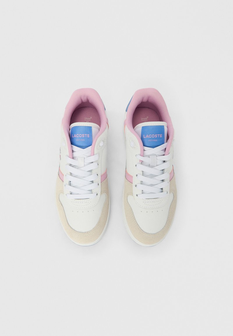 Witte sneakers met roze en blauwe accenten. Gemaakt van suède en leer, met een ronde neus, veters en een gevoerde kraag. Lacoste branding.