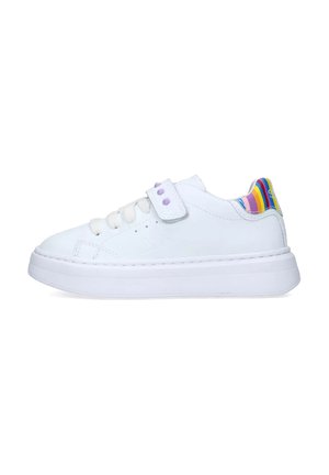 Sneaker bianca con tomaia in pelle liscia, suola spessa coordinata, cinturino regolabile e dettagli a strisce multicolori sul tallone.