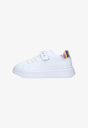 Sneaker bianca con tomaia in pelle liscia, suola spessa coordinata, cinturino regolabile e dettagli a strisce multicolori sul tallone.