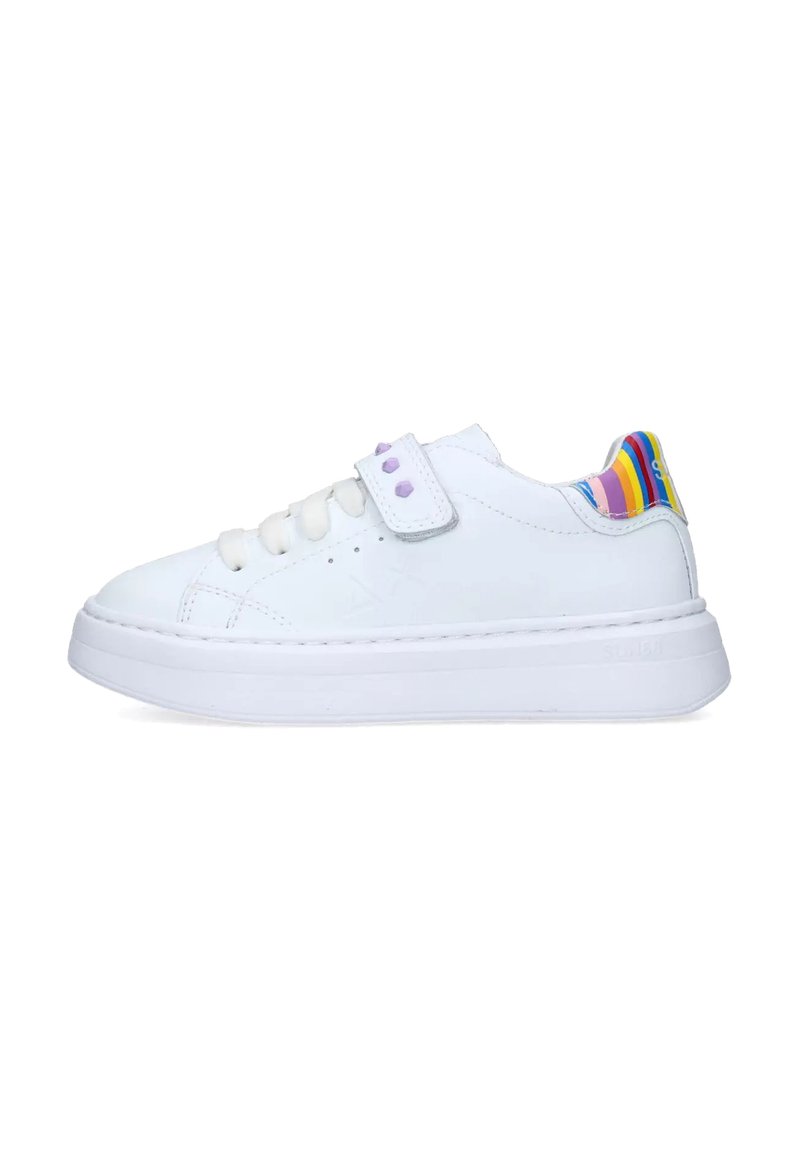 Sneaker bianca con tomaia in pelle liscia, suola spessa coordinata, cinturino regolabile e dettagli a strisce multicolori sul tallone.
