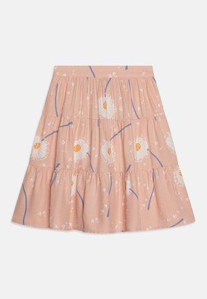 Rožinė sluoksniuota sijonas, pagamintas iš lengvos medžiagos, su baltomis gėlėmis geltonais viduriais ir mėlynomis stiebais, su susirinkusia elastinga juosta.