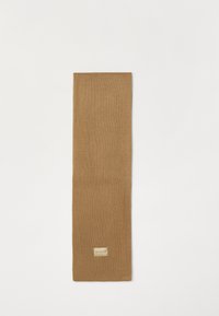 Sciarpa a coste marrone di forma rettangolare con un piccolo etichetta su un'estremità. Texture liscia e colore uniforme senza motivi.