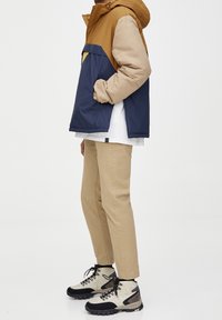 PULL&BEAR Cortaviento - brown
