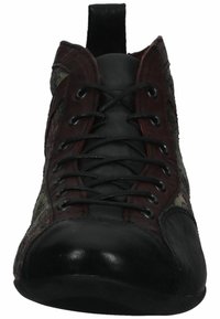 Zapatillas altas en negro y burdeos con una parte superior texturizada, diseño de cordones y punta reforzada. Patrón distintivo a lo largo de los costados.