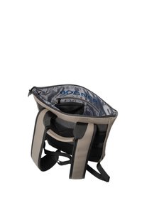 Grå og sort tote bag med lynlås, der har et rummeligt indre foret med sølvfarvet stof og sorte mesh lommer.