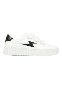Witte sneaker met klittenbandsluiting, zwart bliksemschichtontwerp, gestructureerde witte platformzool en zwarte hielaccent. Synthetisch materiaal.