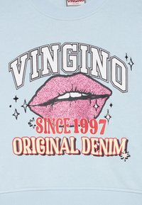 Svetlomodrá mikina s výrazným čiernym a červeným textom "VINGINO", trblietavým grafickým motívom ružových pier a nápisom "SINCE 1997 ORIGINAL DENIM".